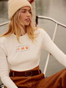 WESTFADE Seashell, Crab, & Starfish Graphic Print Rib Knit Crew Neck Cropped Long Sleeve Shrunken Baby T-Shirt Cute Fall Top, Western Wear For Women, Autumn, Winter, Boho, Casual, Coastal Cowgirl, Nashville Country - White - View 3