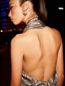 Nöista 这款时尚的灰色吊带上衣饰有精致的抽象图案和优雅的垂褶领口。其柔软弹力的面料使其成为春假穿搭或优雅聚会的完美之选，为女性春假穿搭增添了一抹现代气息。 - 灰色 - 查看 5