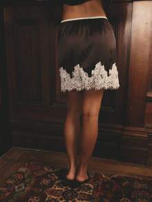 Aralina 女士时尚缎面蕾丝边饰扇形下摆低腰高腰优雅性感度假迷你裙，蕾丝边饰中长裙，撞色蕾丝新年圣诞裙 - 棕色 - 查看 2