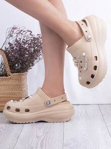 Sandalias tipo zueco de moda para mujer, decoradas con perlas, cristales y detalles metálicos que aportan un toque glamuroso y único. Su diseño ergonómico y ligero asegura máxima comodidad para uso diario, ya sea en casa, trabajo o actividades casuales. Fabricadas en material resistente e impermeable, estas sandalias ofrecen una gran durabilidad y fácil limpieza. Los orificios permiten una excelente ventilación, mientras que la correa ajustable facilita un calce cómodo y práctico. - Beis - Ver 2