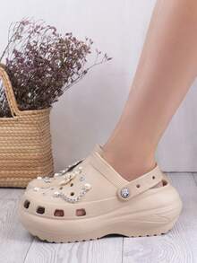 Sandalias tipo zueco de moda para mujer, decoradas con perlas, cristales y detalles metálicos que aportan un toque glamuroso y único. Su diseño ergonómico y ligero asegura máxima comodidad para uso diario, ya sea en casa, trabajo o actividades casuales. Fabricadas en material resistente e impermeable, estas sandalias ofrecen una gran durabilidad y fácil limpieza. Los orificios permiten una excelente ventilación, mientras que la correa ajustable facilita un calce cómodo y práctico. - Beis - Ver 3