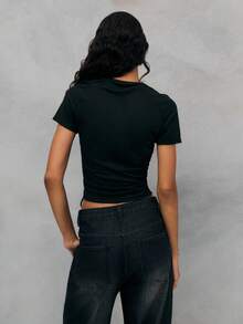 TypaGal 这款黑色上衣侧边和肩部饰有金属孔眼和系带细节，为任何造型增添时尚前卫的气息，可轻松搭配裙子或牛仔裤。 - 棕色 - 查看 5