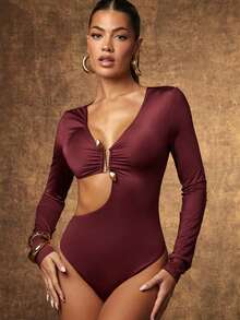 Hauture Asymmetrischer, sexy, elastischer Strick-Bodysuit in Unifarbe mit Metallring-Dekor, Langarm - Bordeaux - Übersicht 3