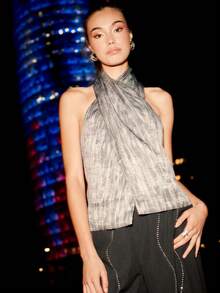 Nöista 这款时尚的灰色吊带上衣饰有精致的抽象图案和优雅的垂褶领口。其柔软弹力的面料使其成为春假穿搭或优雅聚会的完美之选，为女性春假穿搭增添了一抹现代气息。 - 灰色 - 查看 1