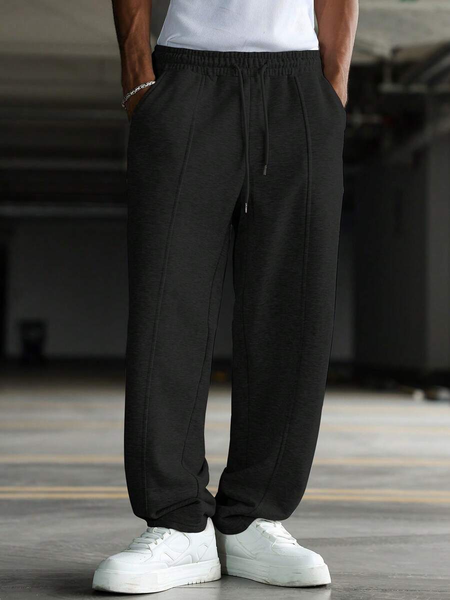 Manfinity Hypemode 男士黑色纯色抽绳运动裤，采用针织面料，直筒裤型，配有实用口袋，是健身房和户外活动的理想之选。男士黑色运动裤，宽松运动裤，慢跑裤，设计师款运动裤，男士设计师运动裤 - 黑色 - 查看 1