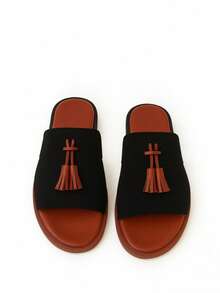Sandalias planas, abiertas, decoradas, estas sandalias destacan por su diseño minimalista adornado con borlas marrón oscuro al frente que aportan un detalle distintivo y elegante. Son perfectas para ocasiones informales como paseos por la ciudad, reuniones casuales, vacaciones en la playa o salidas de fin de semana, ya que combinan con atuendos relajados y frescos. - Negro - Ver 3