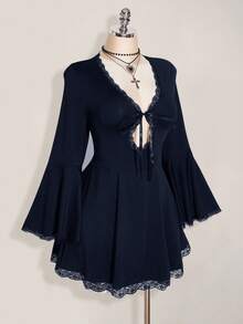 SHEIN ICON Große Größen V-Ausschnitt Spitze Patchwork Weite Ärmel Strickkleid, Sexy V-Ausschnitt Rückenfreies Schleifenkleid Mini, Y2K, Halloween Kostüm