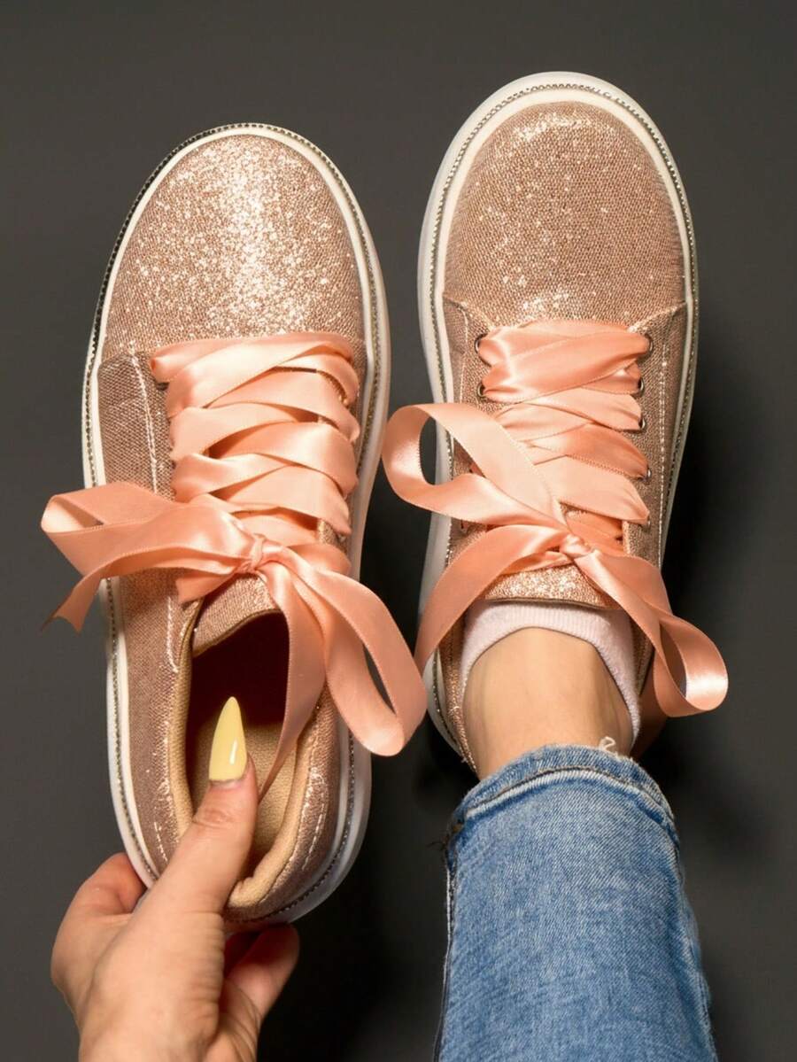 Tenis casuales para mujer con acabado brillante, punta redonda, cintas de satén, suela baja, estilo minimalista para primavera/verano y paseo. Tenis casual mujer color dorado brillante con agujetas satinadas – Moda urbana elegante, sneakers glitter casual. Para bodas o quinceañeras. Ideales para comodidad de novias y quinceañeras, - Champán - Ver 1