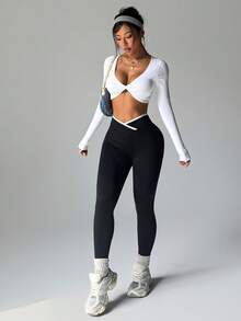 Easithlete Set de 2 piezas de ropa deportiva sin costuras para mujer, top de manga larga blanco y mallas negras