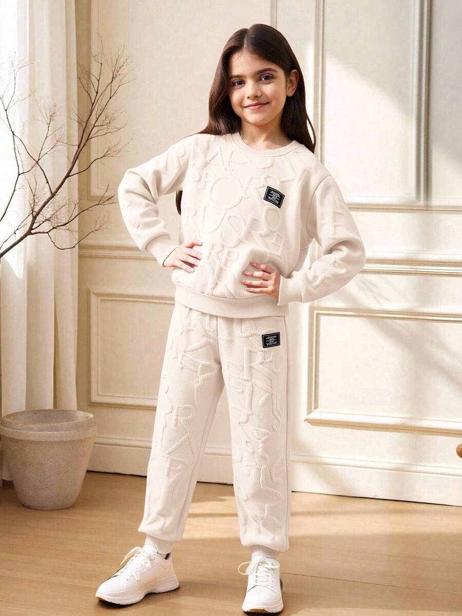 SHEIN 2 件女童休闲标语补丁图案圆领运动衫和运动裤，秋冬家庭装妈妈和我（3 套单独出售） - 米色 - 查看 1