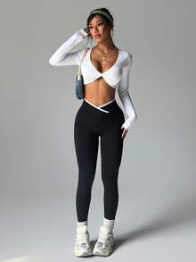 Easithlete Set de 2 piezas de ropa deportiva sin costuras para mujer, top de manga larga blanco y mallas negras