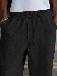 Manfinity Hypemode 男士黑色纯色抽绳运动裤，采用针织面料，直筒裤型，配有实用口袋，是健身房和户外活动的理想之选。男士黑色运动裤，宽松运动裤，慢跑裤，设计师款运动裤，男士设计师运动裤 - 黑色 - 查看 6