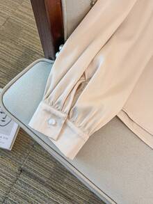 GlowEve CURVE Damen Große Größen Satin asymmetrischer Kragen glänzende Bluse, elegant für Party, Nachmittagstee, Pendeln, apricotfarbenes Langarmhemd - Aprikosenfarben - Übersicht 3