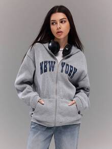 秋冬青少年英文字母印花连帽拉链外套 - 撞色字母印花混合街头风格，适合秋冬的温暖针织面料，休闲宽松版型，舒适材质，时尚日常穿着！