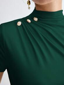 SHEIN X Scot Louie BizChic 春夏新款不对称褶皱领金属装饰手工缝制纽扣女式T恤，现代优雅都市通勤日常浪漫90年代复古风圣诞新年、情人节派对海滩毕业典礼时尚嘉年华假日休闲简约浪漫风，适合婚礼宾客、主人、约会、派对、音乐会、早午餐、机场等多种场合。 - 墨綠色 - 查看 10