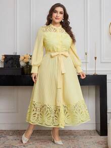 Modelyn 女式刺绣拼布前扣腰带长袖修身加大码连衣裙 - 黃色 - 查看 7