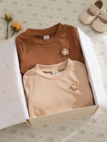 SHEIN 2pcs/Set French Girls Toddler Brown Floral Long Sleeve T-Shirt & Flared Pants Outfit,Beige,Autumn,Casual,Family Matching Baby Clothes Casual Sets - Multicolor - View 4
