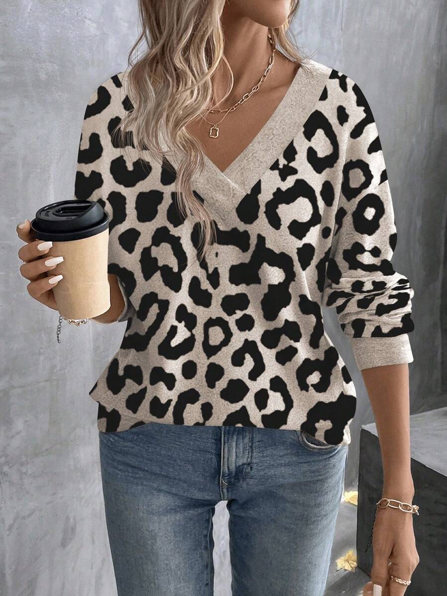 EMERY ROSE Camiseta casual de moda con cuello en V, estampado de leopardo vintage en color albaricoque, cuello y puños de contraste en unicolor - Multicolor - Ver 1