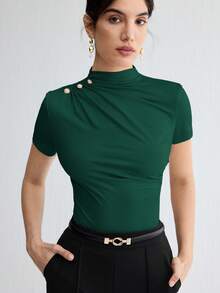 SHEIN X Scot Louie BizChic 春夏新款不对称褶皱领金属装饰手工缝制纽扣女式T恤，现代优雅都市通勤日常浪漫90年代复古风圣诞新年、情人节派对海滩毕业典礼时尚嘉年华假日休闲简约浪漫风，适合婚礼宾客、主人、约会、派对、音乐会、早午餐、机场等多种场合。 - 墨綠色 - 查看 6