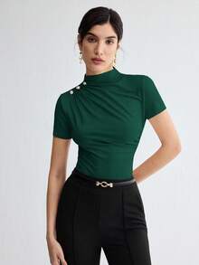 SHEIN X Scot Louie BizChic 春夏新款不对称褶皱领金属装饰手工缝制纽扣女式T恤，现代优雅都市通勤日常浪漫90年代复古风圣诞新年、情人节派对海滩毕业典礼时尚嘉年华假日休闲简约浪漫风，适合婚礼宾客、主人、约会、派对、音乐会、早午餐、机场等多种场合。 - 墨綠色 - 查看 4