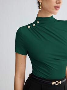 SHEIN X Scot Louie BizChic 春夏新款不对称褶皱领金属装饰手工缝制纽扣女式T恤，现代优雅都市通勤日常浪漫90年代复古风圣诞新年、情人节派对海滩毕业典礼时尚嘉年华假日休闲简约浪漫风，适合婚礼宾客、主人、约会、派对、音乐会、早午餐、机场等多种场合。 - 墨綠色 - 查看 7