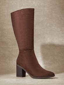 SHUZIA #StyleStaple 女式 2.5 英寸粗跟剪趾面料绒面巧克力色及膝靴 - 时尚、舒适、永恒，让您的每一季都焕然一新。 - 巧克力棕 - 查看 2
