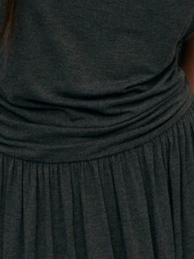 Nöista 及地长裙，腰部柔软收褶，船形领口；飘逸的裙子和合身的紧身胸衣适合优雅的秋季夜晚和正式的冬季聚会，包括新年庆祝活动。