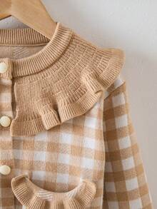 SHEIN Playful Pals 2 件套女婴荷叶边格子上衣和裤子套装，秋冬舒适休闲装 - 卡其色 - 查看 4