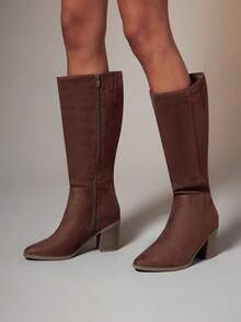 SHUZIA #StyleStaple 女式 2.5 英寸粗跟剪趾面料绒面巧克力色及膝靴 - 时尚、舒适、永恒，让您的每一季都焕然一新。 - 巧克力棕 - 查看 5