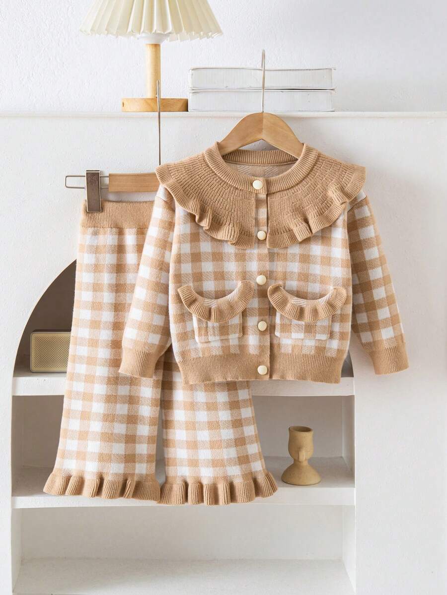 SHEIN Playful Pals 2 件套女婴荷叶边格子上衣和裤子套装,秋冬舒适休闲装 - 卡其色 - 查看 1
