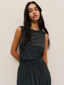 Nöista 及地长裙，腰部柔软收褶，船形领口；飘逸的裙子和合身的紧身胸衣适合优雅的秋季夜晚和正式的冬季聚会，包括新年庆祝活动。