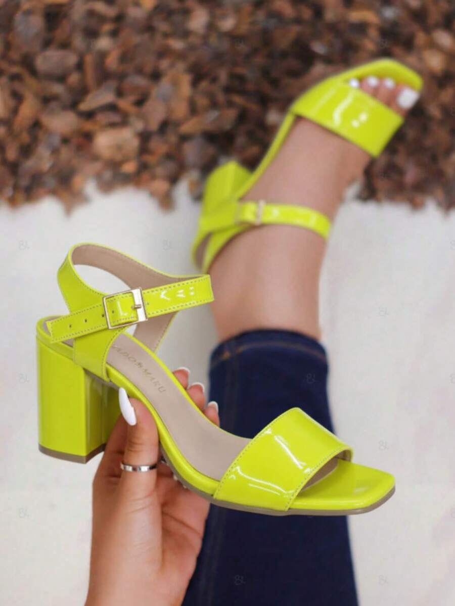 Zapatilla de tacón cuadrado de altura media, diseñada para brindarte comodidad en cada paso sin sacrificar estilo. Su pulsera ajustable en el tobillo con correa y hebilla metálica ofrece un ajuste firme y femenino, resaltando la silueta del pie con delicadeza. La punta estilizada realza la elegancia clásica del diseño, convirtiéndola en un calzado versátil ideal para eventos formales, días de oficina o salidas casuales con un toque chic. - Verde - Ver 1
