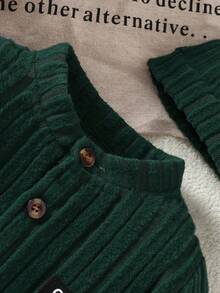 SHEIN 1件套男婴纯色字母贴片连体衣，舒适休闲，适合男婴秋、春、冬季穿着。这款百搭耐穿的连体衣适合男婴日常生活中的各种场合，让他们在秋、春、冬季保持时尚舒适。无论上学还是居家，男婴都可以穿着这款连体衣。