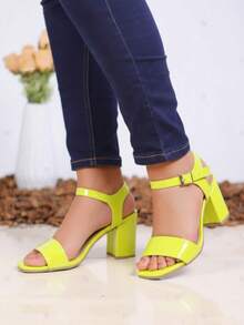 Zapatilla de tacón cuadrado de altura media, diseñada para brindarte comodidad en cada paso sin sacrificar estilo. Su pulsera ajustable en el tobillo con correa y hebilla metálica ofrece un ajuste firme y femenino, resaltando la silueta del pie con delicadeza. La punta estilizada realza la elegancia clásica del diseño, convirtiéndola en un calzado versátil ideal para eventos formales, días de oficina o salidas casuales con un toque chic. - Verde - Ver 2