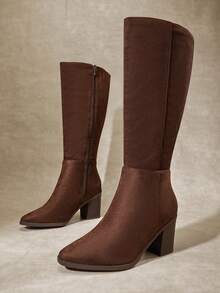 SHUZIA #StyleStaple 女式 2.5 英寸粗跟剪趾面料绒面巧克力色及膝靴 - 时尚、舒适、永恒，让您的每一季都焕然一新。 - 巧克力棕 - 查看 6