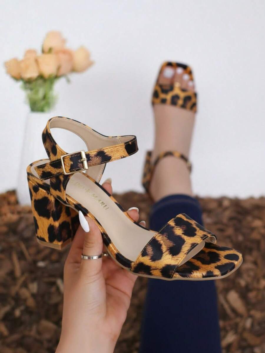 Zapatilla de tacón cuadrado de altura media, diseñada para brindarte comodidad en cada paso sin sacrificar estilo. Su pulsera ajustable en el tobillo con correa y hebilla metálica ofrece un ajuste firme y femenino, resaltando la silueta del pie con delicadeza. La punta estilizada realza la elegancia clásica del diseño, convirtiéndola en un calzado versátil ideal para eventos formales, días de oficina o salidas casuales con un toque chic. - Naranja - Ver 1