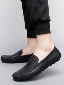 MOCASINES DE PIEL GENUINA con costuras visibles, suela segmentada. Son ideales para ocasiones casuales y reuniones informales, brindando un estilo sofisticado y versátil. Están confeccionados con y presentan detalles decorativos que añaden un toque clásico - Negro - Ver 3