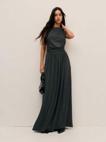 Nöista 及地长裙，腰部柔软收褶，船形领口；飘逸的裙子和合身的紧身胸衣适合优雅的秋季夜晚和正式的冬季聚会，包括新年庆祝活动。