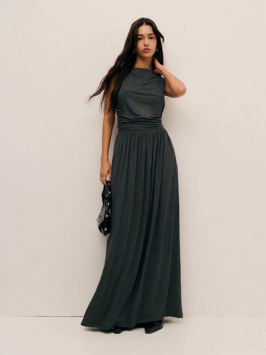 Nöista 及地长裙，腰部柔软收褶，船形领口；飘逸的裙子和合身的紧身胸衣适合优雅的秋季夜晚和正式的冬季聚会，包括新年庆祝活动。