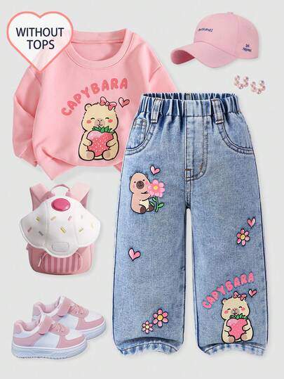 SHEIN Playful Pals 女宝宝卡通水豚印花直筒牛仔裤，可爱甜美休闲时尚推荐！经典水洗蓝牛仔舒适面料，卡通印花图案，高腰松紧腰带+假链条装饰设计，直筒廓形，修身显腿长。适合日常出游、校园休闲、周末出游、返校季、度假等，让孩子的每一天都时尚活力！