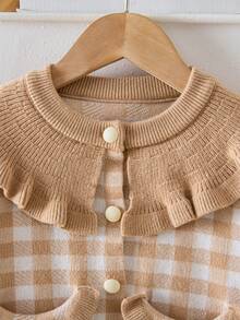 SHEIN Playful Pals 2 件套女婴荷叶边格子上衣和裤子套装，秋冬舒适休闲装 - 卡其色 - 查看 3