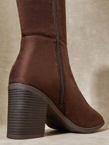 SHUZIA #StyleStaple 女式 2.5 英寸粗跟剪趾面料绒面巧克力色及膝靴 - 时尚、舒适、永恒，让您的每一季都焕然一新。 - 巧克力棕 - 查看 7