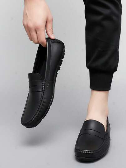 MOCASINES DE PIEL GENUINA con costuras visibles, suela segmentada. Son ideales para ocasiones casuales y reuniones informales, brindando un estilo sofisticado y versátil. Están confeccionados con y presentan detalles decorativos que añaden un toque clásico