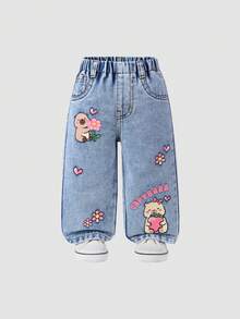 SHEIN Playful Pals 女宝宝卡通水豚印花直筒牛仔裤，可爱甜美休闲时尚推荐！经典水洗蓝牛仔舒适面料，卡通印花图案，高腰松紧腰带+假链条装饰设计，直筒廓形，修身显腿长。适合日常出游、校园休闲、周末出游、返校季、度假等，让孩子的每一天都时尚活力！ - 淺色水洗藍 - 查看 3