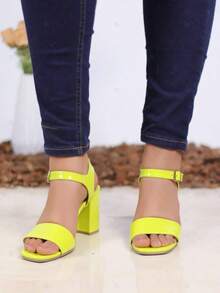 Zapatilla de tacón cuadrado de altura media, diseñada para brindarte comodidad en cada paso sin sacrificar estilo. Su pulsera ajustable en el tobillo con correa y hebilla metálica ofrece un ajuste firme y femenino, resaltando la silueta del pie con delicadeza. La punta estilizada realza la elegancia clásica del diseño, convirtiéndola en un calzado versátil ideal para eventos formales, días de oficina o salidas casuales con un toque chic. - Verde - Ver 3