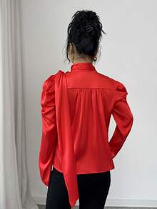 Elenzga Chemisier élégant à col ras du cou pour femme, nouvelle collection printemps/automne, avec décoration métallique, plissé devant et dos en satin hautement élastique, boutonnage décoratif, idéal pour le bureau, les vacances et les rendez-vous pour les femmes de 20 à 35 ans et plus. Luxueux, gracieux, polyvalent, idéal pour les déplacements quotidiens. Chemisier à manches longues à la mode. - Rouge - Voir 2