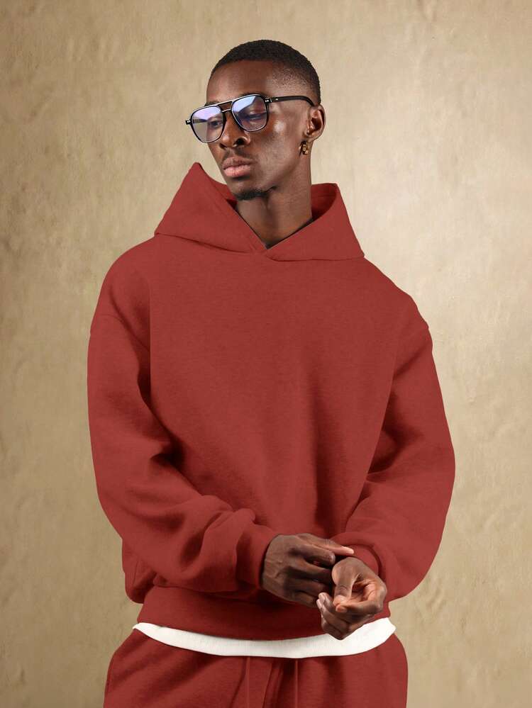 Niezbędna bluza z kapturem zakładana przez głowę i kieszenią na środku