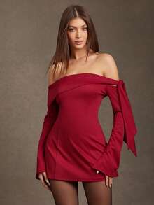 L'Amorae 露肩长袖 A 字形迷你连衣裙，配有腰带