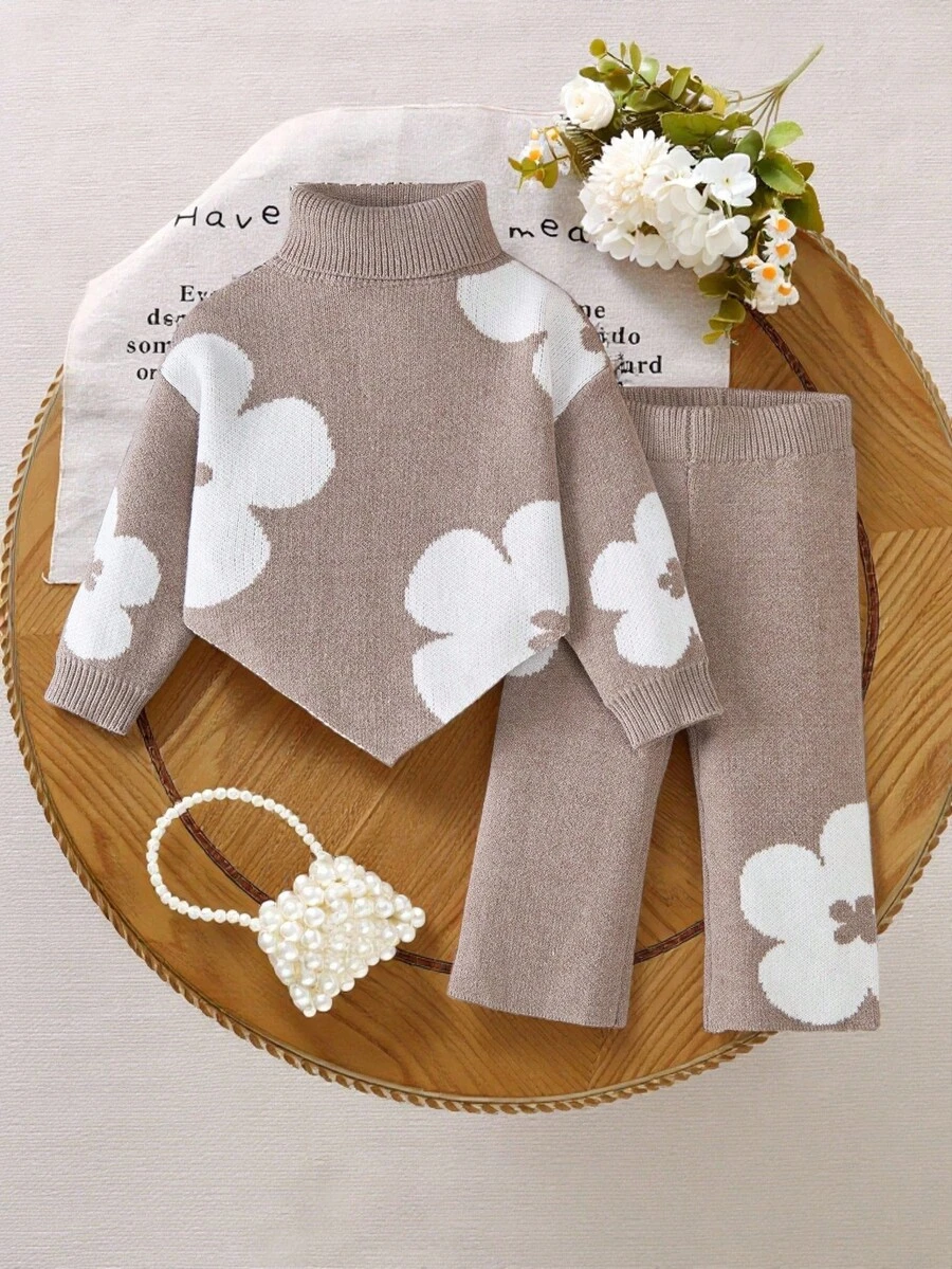 SHEIN 休闲可爱女宝宝套装。灰色卡其色，饰以花朵图案。针织高领长袖毛衣+针织阔腿长裤。两件套。柔软舒适。适合日常、各种场合，包括旅行、度假、居家、幼儿园和派对。春、秋、冬三季百搭服装。节日庆典。女童套装。 - 卡其色 - 查看 1