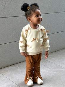 SHEIN 2 piezas Conjunto de niña bebé con sudadera con capucha de manga larga, cuello redondo, elegante, dulce y linda en color albaricoque con decoración de lazo, combinado con pantalones acampanados marrones, adecuado para la escuela, fotografía y reuniones - Albaricoque - Ver 4